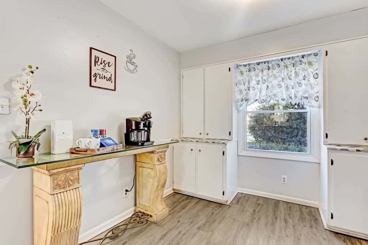 Near Downtown with a Pool! Oatland Island Escape
