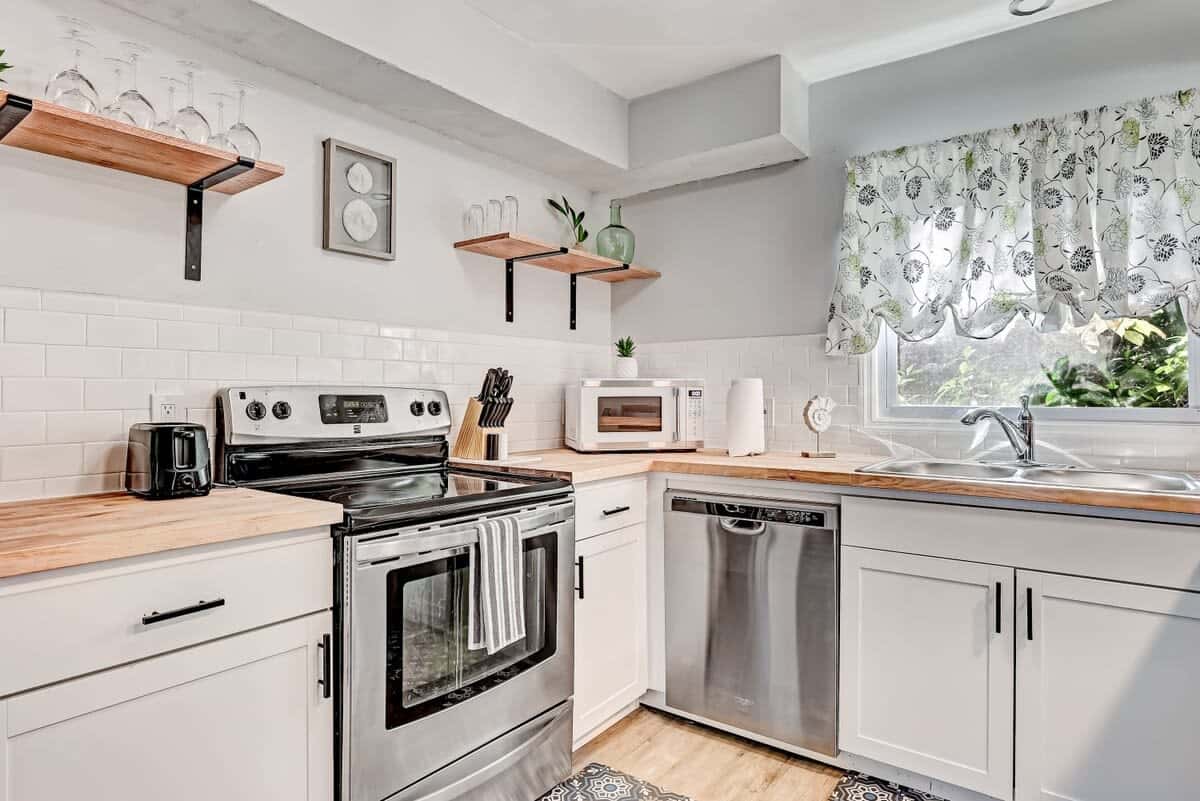 Near Downtown with a Pool! Oatland Island Escape