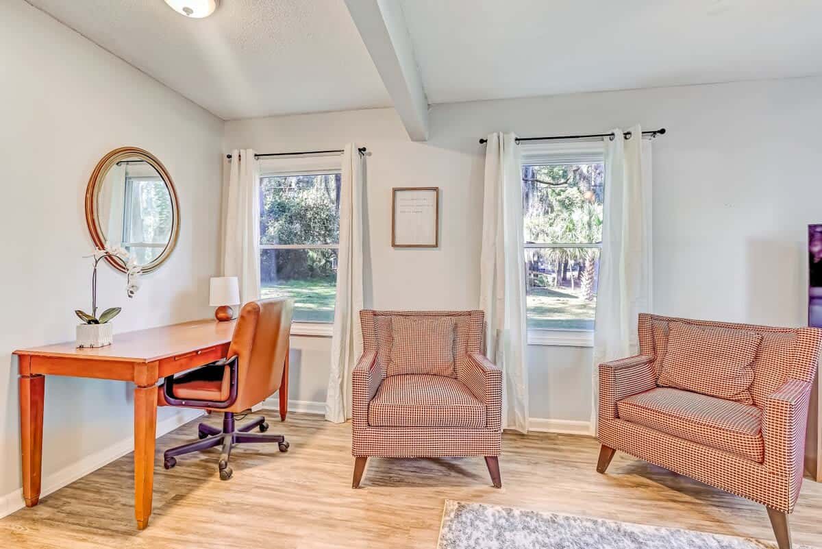 Near Downtown with a Pool! Oatland Island Escape