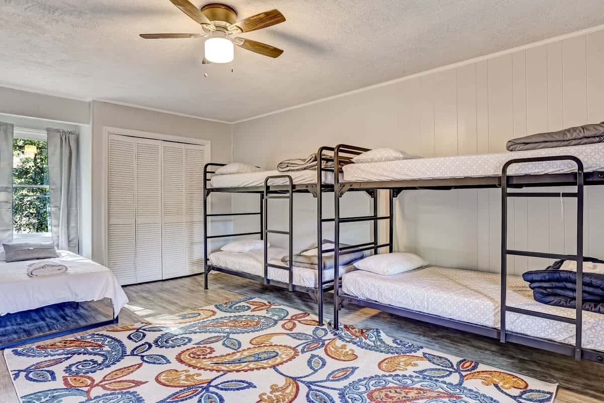 Near Downtown with a Pool! Oatland Island Escape