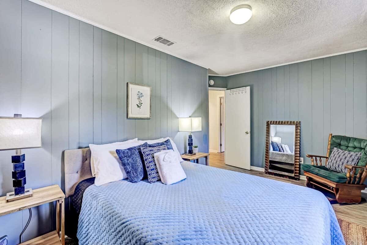 Near Downtown with a Pool! Oatland Island Escape