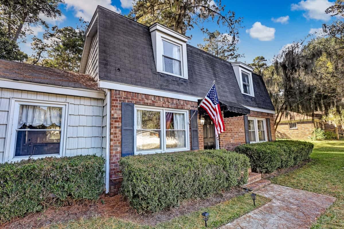 Near Downtown with a Pool! Oatland Island Escape