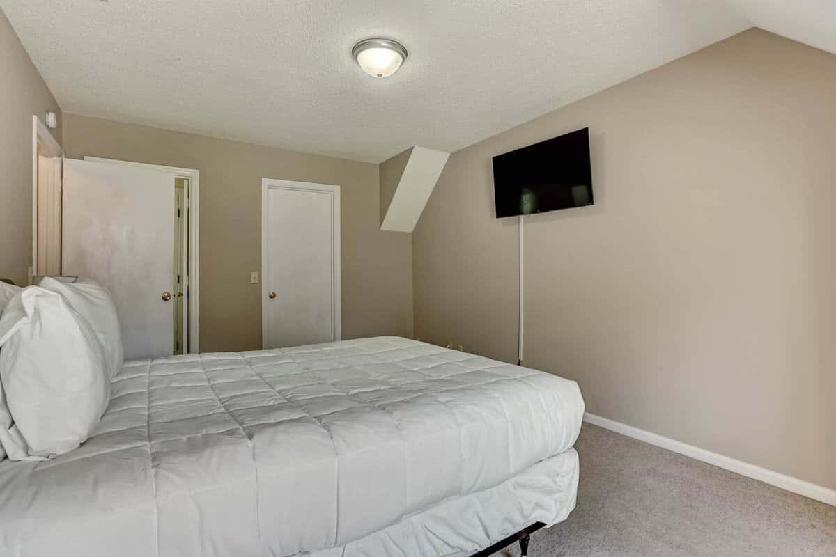 Fenced Yard w/ Pool! Laurelwood Lodging
