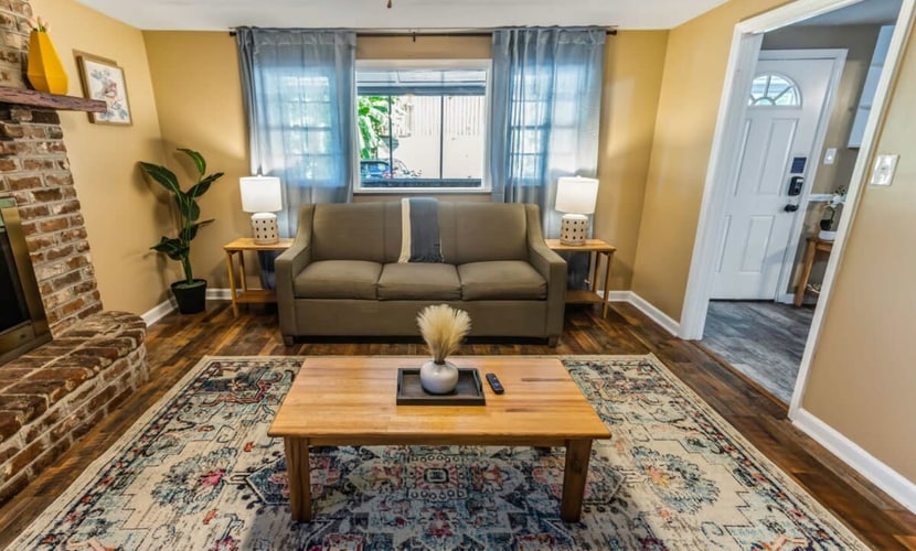 Fenced Yard, Ping Pong & BBQ Grill Near Downtown