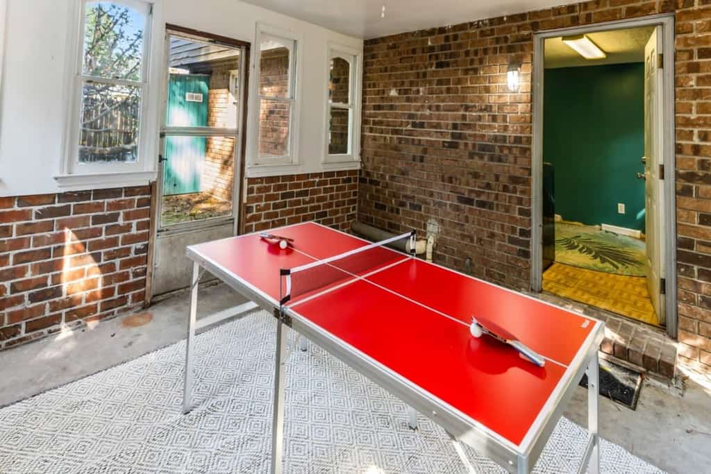 Fenced Yard, Ping Pong & BBQ Grill Near Downtown
