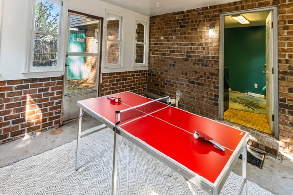 Fenced Yard, Ping Pong & BBQ Grill Near Downtown