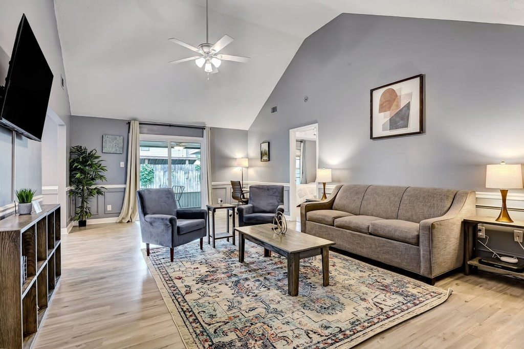 Near Hospital and Downtown- Lodging on Leghorn