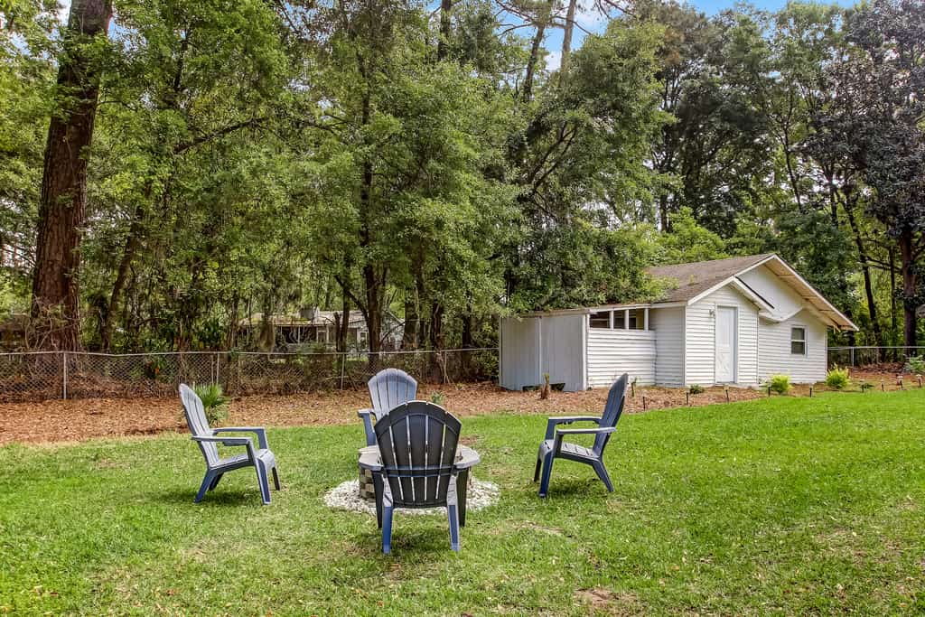 Fire Pit, Backyard & Sunroom Near Tybee Beach