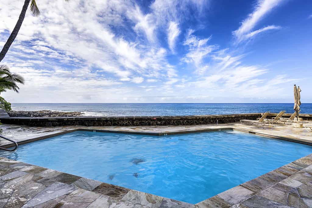 True Oceanfront in Kona 🌊 In Town & by Beach 🐬 Quiet Location 👣 Hale Kona Kai 307