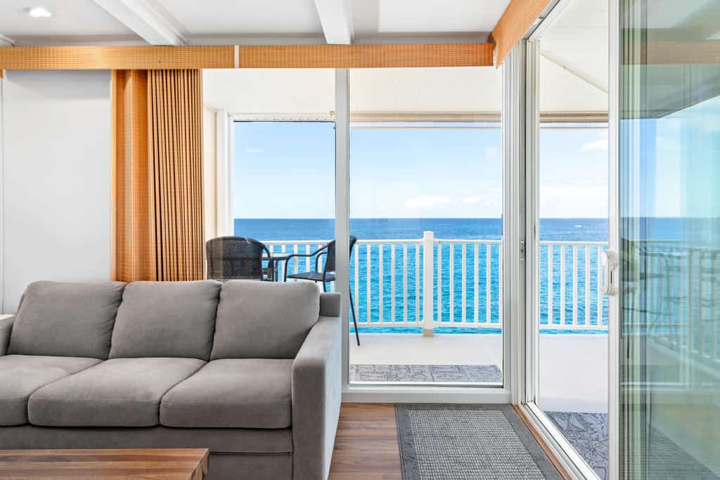 Oceanfront Condo 🌅 Large Wrap-Around Lanai Almost Hanging Over The Ocean! 🐳 Hale Kona Kai 413