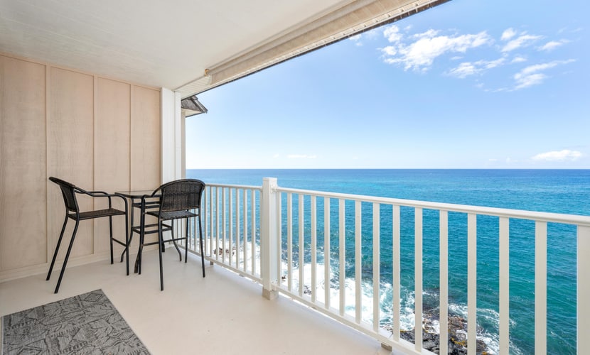 Oceanfront Condo 🌅 Large Wrap-Around Lanai Almost Hanging Over The Ocean! 🐳 Hale Kona Kai 413