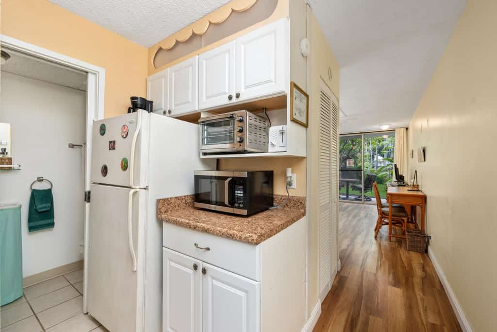 Studio Condo in town and across from the Ocean with a Pool