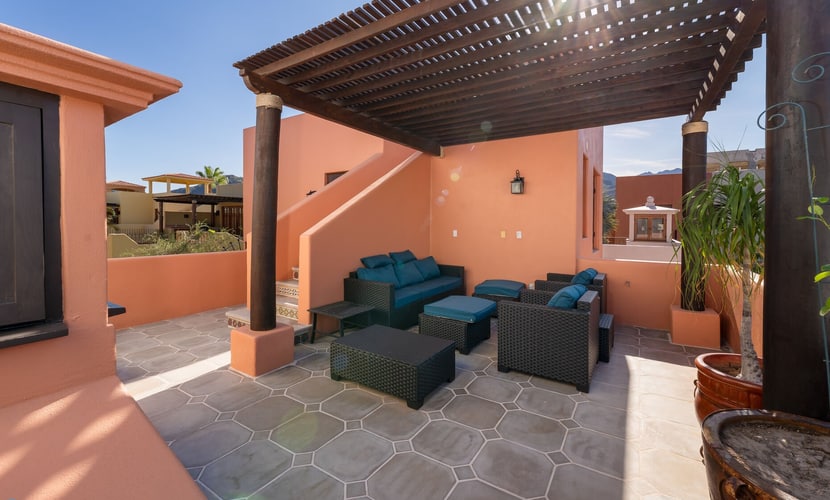 2BR, 2BA Loreto home with mountain views, community pool, and full kitchen.