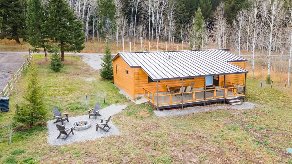 Pet Friendly Home! 3Br/2Ba, BBQ, Firepit, Lakeview, 30m to YNP, Red Rock Inn