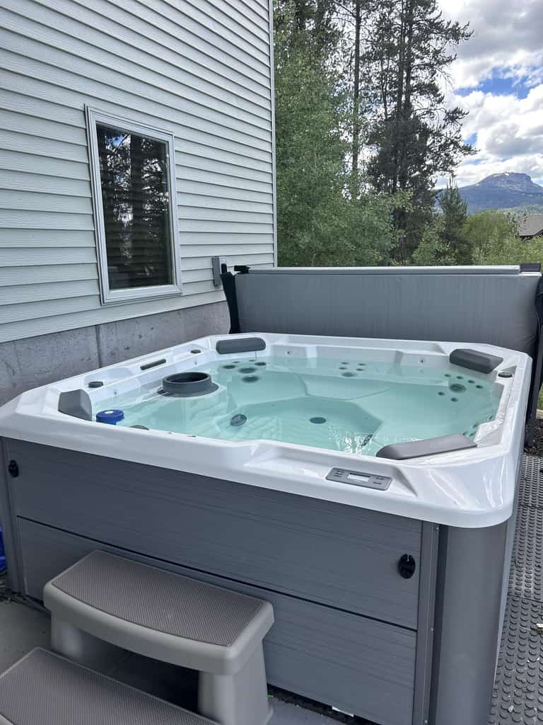 Pet Friendly Home! Bear Den–Sleep 34,Hot tub,BBQ,Firepit,WIFI,20m 2 YNP,Mtn Views