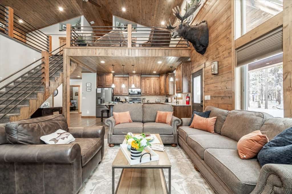 Luxury Spacious Lodge w/ Dock, Hot Tub Firepit, 25 Mi to Yellowstone - Henry's Lake Hideaway