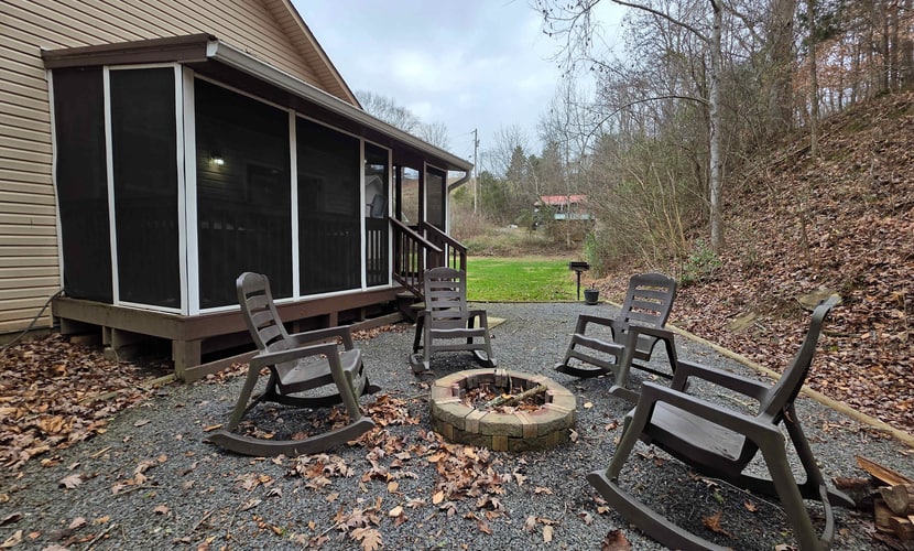 ๐๏ธ ๐๐ถ๐ฑ๐ฒ๐ฎ๐๐ฎ๐ ๐๐ผ๐๐ฒ
Modern 3BR cabin in Sevierville sleeping 8, perfectly located near the Parkway, Pigeon Forge, Dollywood, Gatlinburg, and the Great Smoky Mountains National Park. Enjoy a private hot tub on a screened porch, fire pit for sโmores, spacious layout with main-level master suite, free parking, and easy access to top attractions. Ideal for family vacations and mountain getaways.