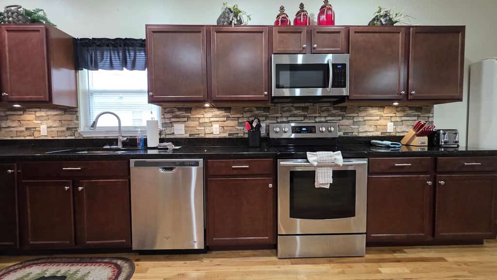 🏞️ 𝗛𝗶𝗱𝗲𝗮𝘄𝗮𝘆 𝗖𝗼𝘃𝗲
Modern 3BR cabin in Sevierville sleeping 8, perfectly located near the Parkway, Pigeon Forge, Dollywood, Gatlinburg, and the Great Smoky Mountains National Park. Enjoy a private hot tub on a screened porch, fire pit for s’mores, spacious layout with main-level master suite, free parking, and easy access to top attractions. Ideal for family vacations and mountain getaways.