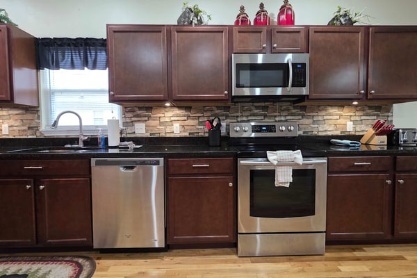 ๐๏ธ ๐๐ถ๐ฑ๐ฒ๐ฎ๐๐ฎ๐ ๐๐ผ๐๐ฒ
Modern 3BR cabin in Sevierville sleeping 8, perfectly located near the Parkway, Pigeon Forge, Dollywood, Gatlinburg, and the Great Smoky Mountains National Park. Enjoy a private hot tub on a screened porch, fire pit for sโmores, spacious layout with main-level master suite, free parking, and easy access to top attractions. Ideal for family vacations and mountain getaways.