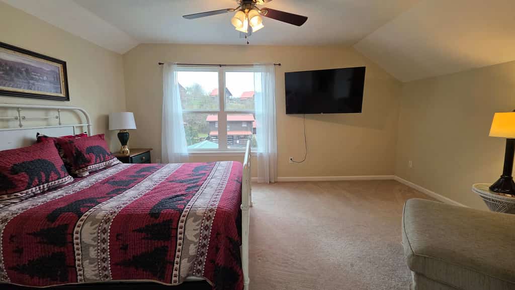 🏞️ 𝗛𝗶𝗱𝗲𝗮𝘄𝗮𝘆 𝗖𝗼𝘃𝗲
Modern 3BR cabin in Sevierville sleeping 8, perfectly located near the Parkway, Pigeon Forge, Dollywood, Gatlinburg, and the Great Smoky Mountains National Park. Enjoy a private hot tub on a screened porch, fire pit for s’mores, spacious layout with main-level master suite, free parking, and easy access to top attractions. Ideal for family vacations and mountain getaways.