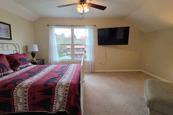๐๏ธ ๐๐ถ๐ฑ๐ฒ๐ฎ๐๐ฎ๐ ๐๐ผ๐๐ฒ
Modern 3BR cabin in Sevierville sleeping 8, perfectly located near the Parkway, Pigeon Forge, Dollywood, Gatlinburg, and the Great Smoky Mountains National Park. Enjoy a private hot tub on a screened porch, fire pit for sโmores, spacious layout with main-level master suite, free parking, and easy access to top attractions. Ideal for family vacations and mountain getaways.