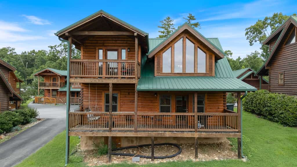 🏞️ 𝗥𝗼𝗯𝗶𝗻'𝘀 𝗡𝗲𝘀𝘁
Handicap accessible 2BR cabin just 3 miles from Pigeon Forge! Enjoy The Island (1.7 mi), scenic mountain views, cozy fireplace, pool table, private decks, Jacuzzi tub, and community pool. Fully stocked kitchen and WiFi make it perfect for families or couples seeking fun and relaxation in the Smokies. Easy access, no 4WD needed. Your perfect Smoky Mountain getaway awaits!