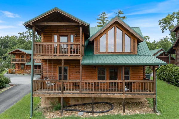 ๐๏ธ ๐ฅ๐ผ๐ฏ๐ถ๐ป'๐ ๐ก๐ฒ๐๐
Handicap accessible 2BR cabin just 3 miles from Pigeon Forge! Enjoy The Island (1.7 mi), scenic mountain views, cozy fireplace, pool table, private decks, Jacuzzi tub, and community pool. Fully stocked kitchen and WiFi make it perfect for families or couples seeking fun and relaxation in the Smokies. Easy access, no 4WD needed. Your perfect Smoky Mountain getaway awaits!
