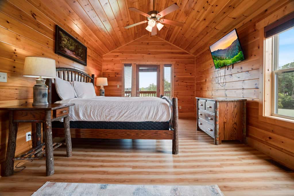🏞️ 𝗥𝗼𝗯𝗶𝗻'𝘀 𝗡𝗲𝘀𝘁
Handicap accessible 2BR cabin just 3 miles from Pigeon Forge! Enjoy The Island (1.7 mi), scenic mountain views, cozy fireplace, pool table, private decks, Jacuzzi tub, and community pool. Fully stocked kitchen and WiFi make it perfect for families or couples seeking fun and relaxation in the Smokies. Easy access, no 4WD needed. Your perfect Smoky Mountain getaway awaits!