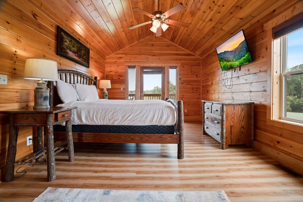 ๐๏ธ ๐ฅ๐ผ๐ฏ๐ถ๐ป'๐ ๐ก๐ฒ๐๐
Handicap accessible 2BR cabin just 3 miles from Pigeon Forge! Enjoy The Island (1.7 mi), scenic mountain views, cozy fireplace, pool table, private decks, Jacuzzi tub, and community pool. Fully stocked kitchen and WiFi make it perfect for families or couples seeking fun and relaxation in the Smokies. Easy access, no 4WD needed. Your perfect Smoky Mountain getaway awaits!