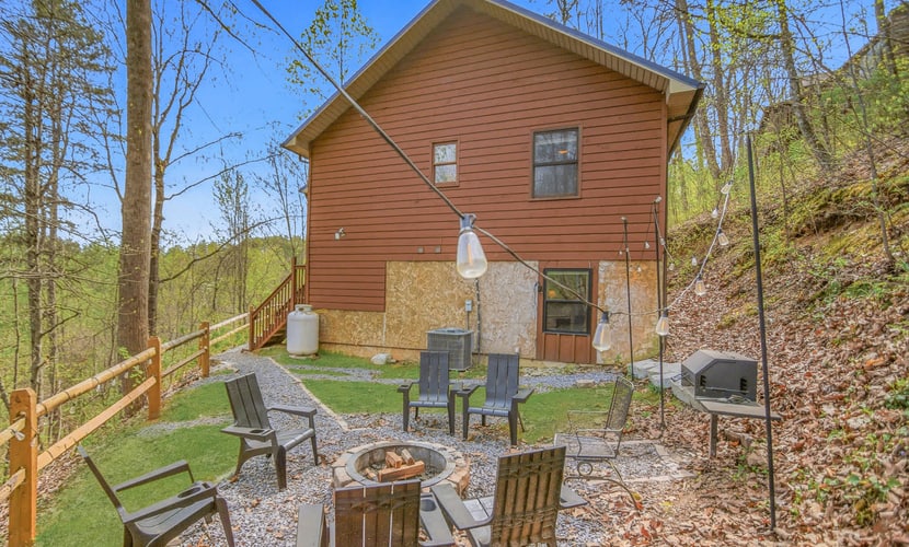 Cozy mountain cabin with stunning views, hot tub, game room & community pool