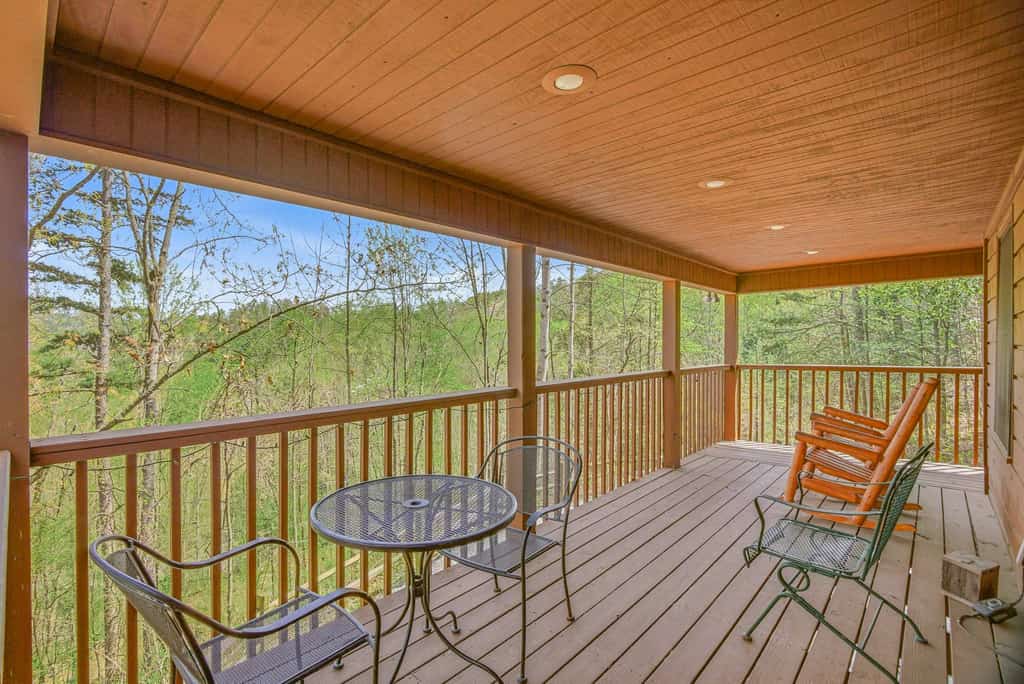 Cozy mountain cabin with stunning views, hot tub, game room & community pool