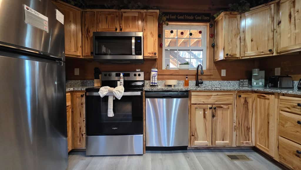 🏞️ 𝗧𝗿𝗮𝗶𝗹'𝘀 𝗘𝗻𝗱
Escape to serene cabin, a private Smoky Mountain cabin in Sevierville near Pigeon Forge & Gatlinburg. This 3BR cabin sleeps 11 and features a private hot tub, game room, arcade, pool & ping pong table, firepits, BBQ grill, fireplaces, fast Wi-Fi, free parking, and serene wooded views. Perfect for families, groups, and mountain getaways near Great Smoky Mountains National Park.