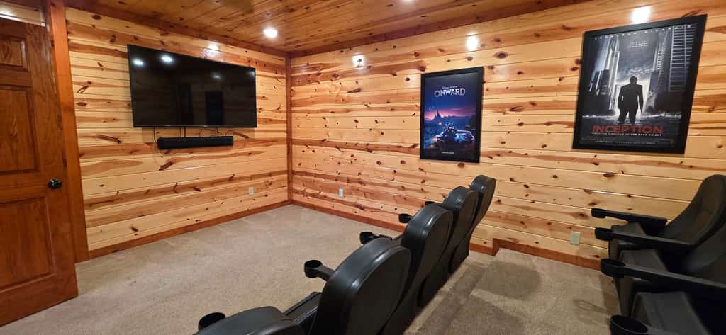 🏞️ Royal 𝗗𝗿𝗲𝗮𝗺𝘀
Escape to these luxury Gatlinburg cabins featuring a private indoor pool, hot tub, theater room, and game room for up to 24. Enjoy stunning Smoky Mountain views, spacious decks, fast WiFi, and easy access to Dollywood, hiking trails, downtown Gatlinburg, and Pigeon Forge attractions. Perfect for families and groups seeking a relaxing, high-end mountain getaway.