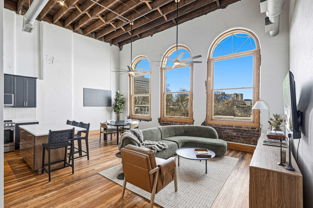 0.6 Mi to DT Knoxville・Historic Open Loft, for 6