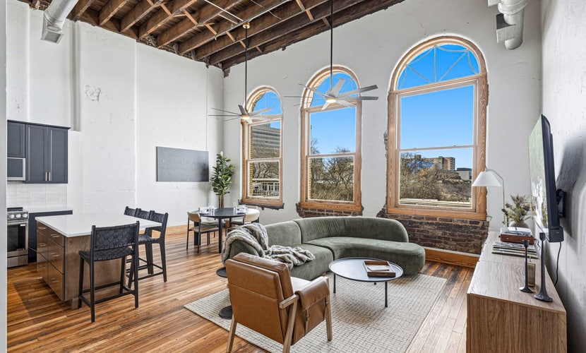 Welcome to our 2 BR, 1 BA downtown loft, where historic brick, soaring ceilings, and big arched windows set an easygoing backdrop.
・Open living area with Smart TV & plenty of natural light
・Island kitchen with dining table, stainless appliances, and in-unit laundry
・Secure self-check-in and elevator access
・0.6 miles to DT Knoxville
・0.3 miles from Market Square, Gay Street
・0.4 miles from Tennessee Theatre
Settle in and enjoy a stay that makes downtown Knoxville feel close and effortless.