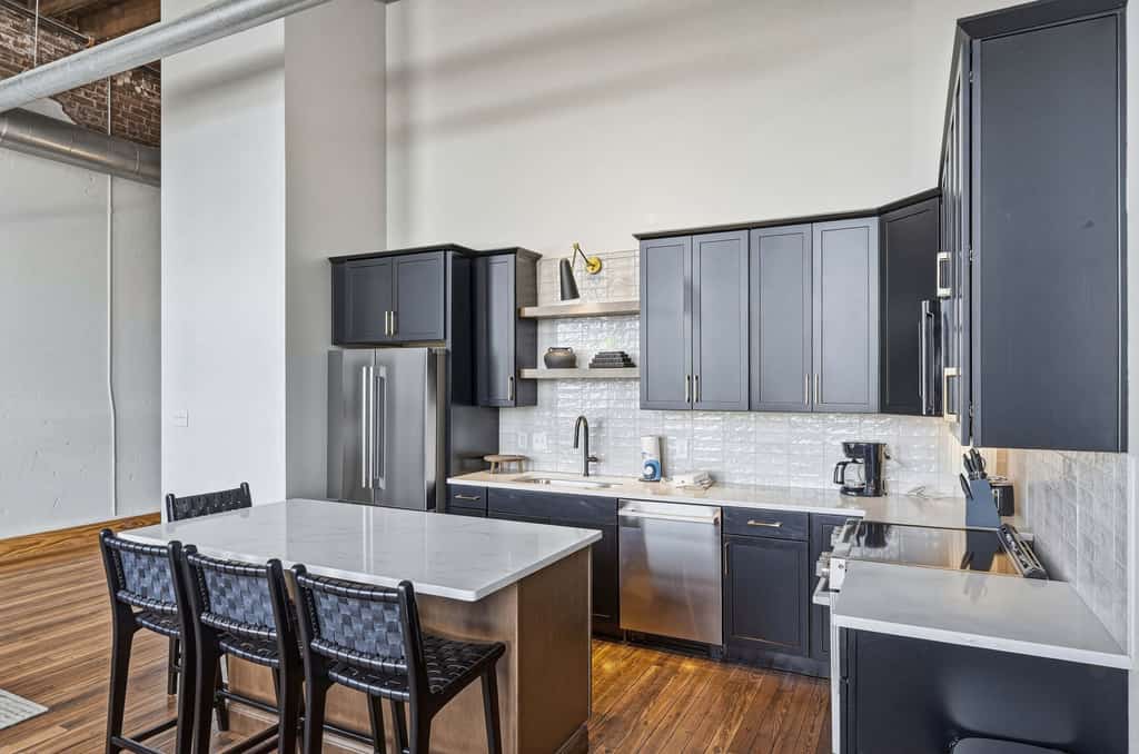 Welcome to our 2 BR, 1 BA downtown loft, where historic brick, soaring ceilings, and big arched windows set an easygoing backdrop.

・Open living area with Smart TV & plenty of natural light
・Island kitchen with dining table, stainless appliances, and in-unit laundry
・Secure self-check-in and elevator access
・0.6 miles to DT Knoxville
・0.3 miles from Market Square, Gay Street
・0.4 miles from Tennessee Theatre

Settle in and enjoy a stay that makes downtown Knoxville feel close and effortless.