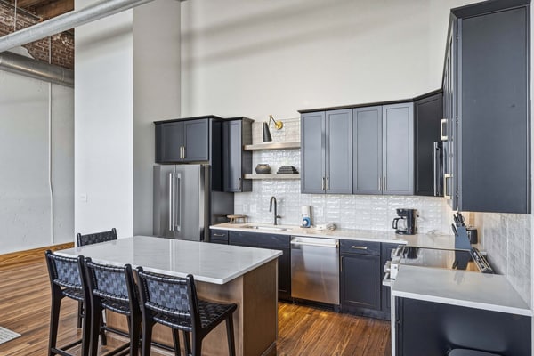 Welcome to our 2 BR, 1 BA downtown loft, where historic brick, soaring ceilings, and big arched windows set an easygoing backdrop.
・Open living area with Smart TV & plenty of natural light
・Island kitchen with dining table, stainless appliances, and in-unit laundry
・Secure self-check-in and elevator access
・0.6 miles to DT Knoxville
・0.3 miles from Market Square, Gay Street
・0.4 miles from Tennessee Theatre
Settle in and enjoy a stay that makes downtown Knoxville feel close and effortless.