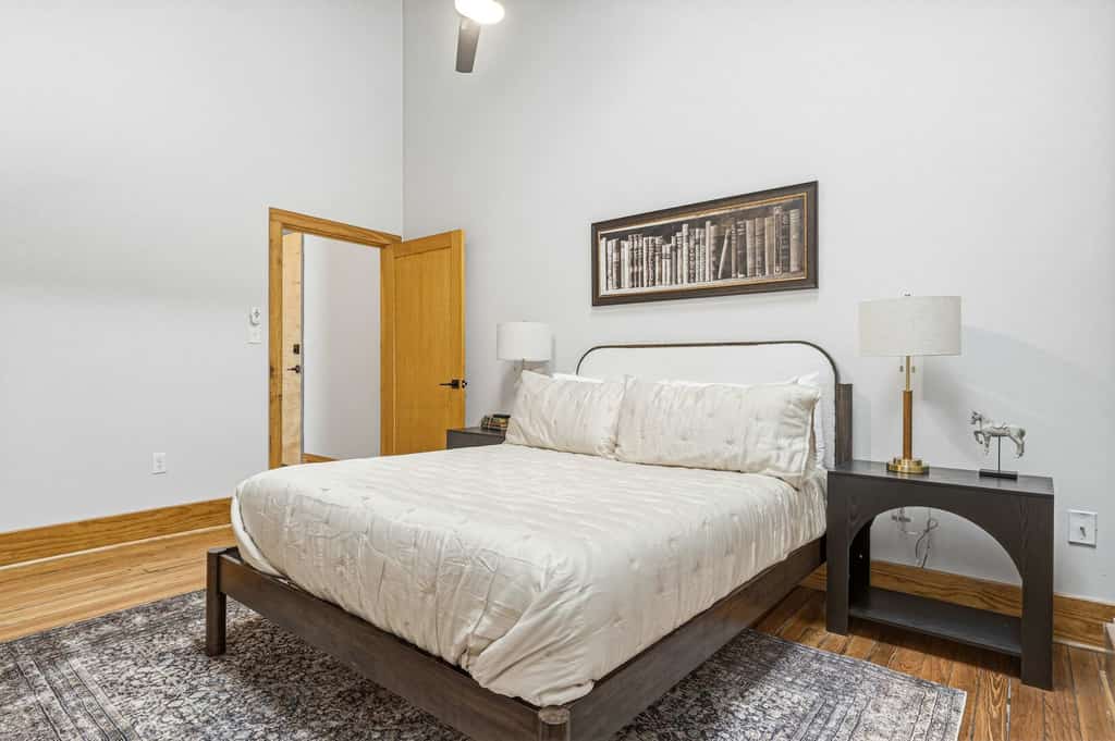 Welcome to our 2 BR, 1 BA downtown loft, where historic brick, soaring ceilings, and big arched windows set an easygoing backdrop.

・Open living area with Smart TV & plenty of natural light
・Island kitchen with dining table, stainless appliances, and in-unit laundry
・Secure self-check-in and elevator access
・0.6 miles to DT Knoxville
・0.3 miles from Market Square, Gay Street
・0.4 miles from Tennessee Theatre

Settle in and enjoy a stay that makes downtown Knoxville feel close and effortless.