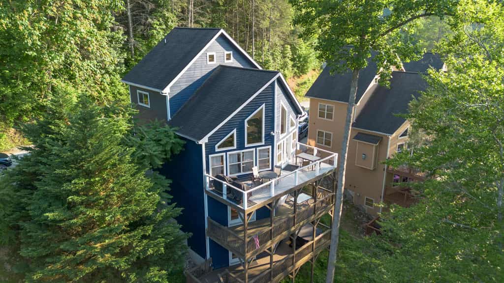 🏞️ 𝗕𝗹𝘂𝗲 𝗠𝗼𝗼𝗻 𝗮𝘁 𝗡𝗼𝗿𝗿𝗶𝘀 𝗟𝗮𝗸𝗲
Our place is a luxury lakefront vacation rental in LaFollette, TN, located in gated Lakeside Estates near Sugar Hollow Marina & Jumping Bridge. This spacious 3,600 sq ft home and features a private double-decker dock with slide, hot tub, fire pit, game room, community pool, boat ramp access, and stunning water views. Perfect for large groups, family reunions, boating, and fishing getaways.