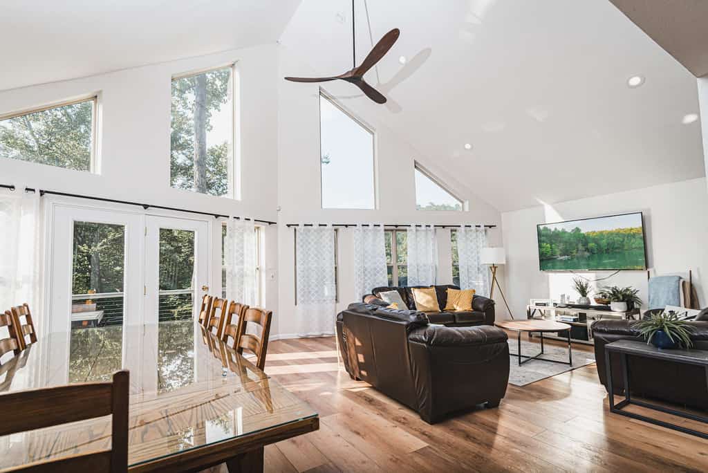 🏞️ 𝗕𝗹𝘂𝗲 𝗠𝗼𝗼𝗻 𝗮𝘁 𝗡𝗼𝗿𝗿𝗶𝘀 𝗟𝗮𝗸𝗲
Our place is a luxury lakefront vacation rental in LaFollette, TN, located in gated Lakeside Estates near Sugar Hollow Marina & Jumping Bridge. This spacious 3,600 sq ft home and features a private double-decker dock with slide, hot tub, fire pit, game room, community pool, boat ramp access, and stunning water views. Perfect for large groups, family reunions, boating, and fishing getaways.