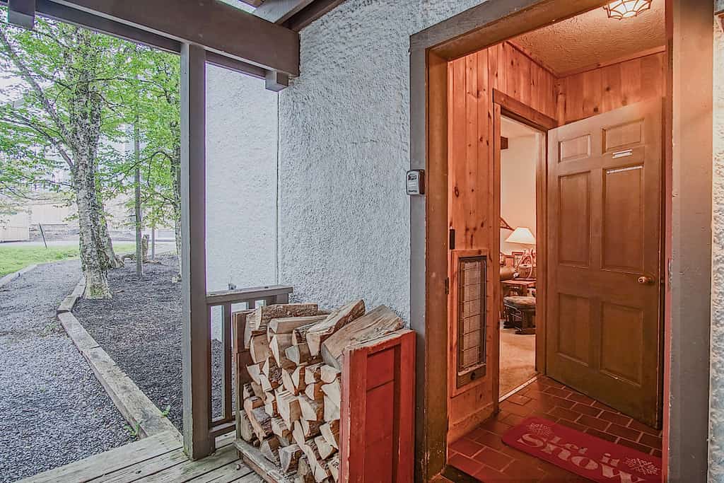 Whistlepunk #33: 1 Bedroom, 1 Full Bathroom:  Slope Side, Wood Fireplace.