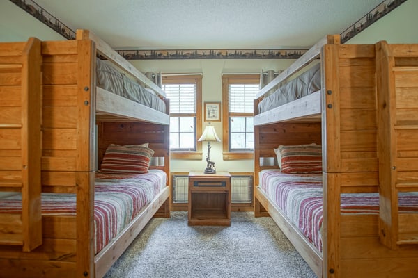Whistlepunk #31: 2 Bedrooms, 2 Bath: Slope Side, Central Location. Wood Fireplace