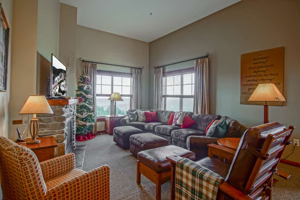3 bedroom, 2 Full Baths, Slope Side. Outdoor Hot Tubs on Site. Ski Lift overlook.