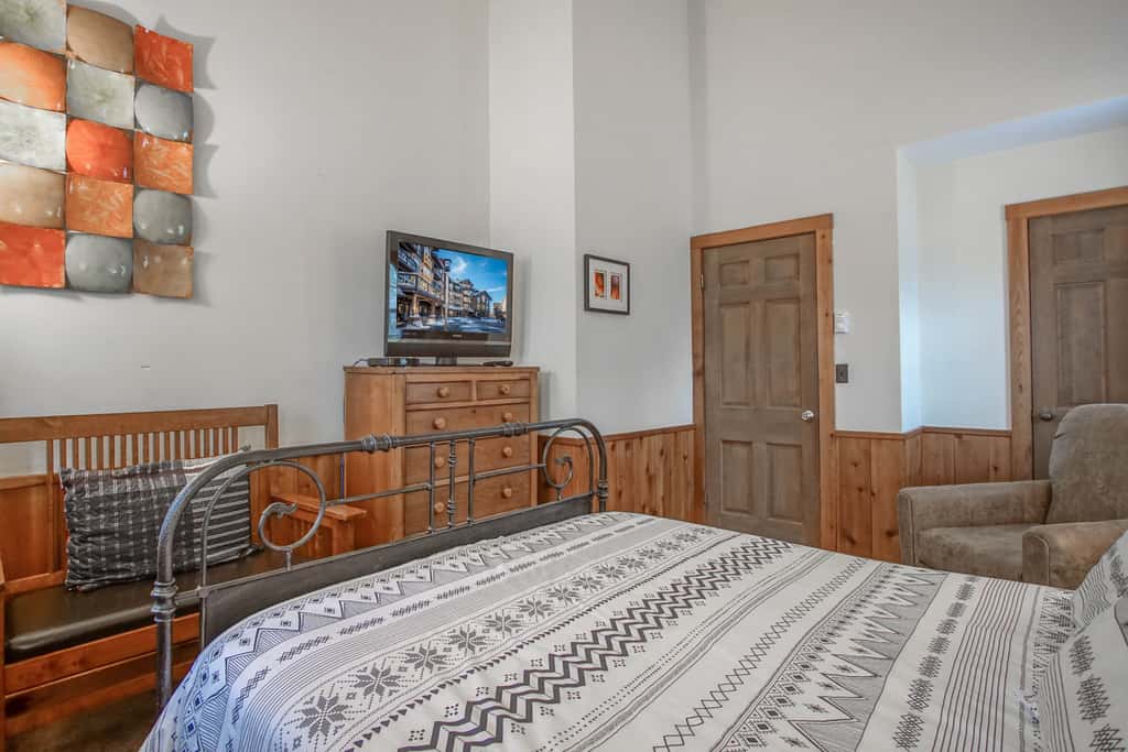 1 Br Plus Loft: Whistlepunk 36