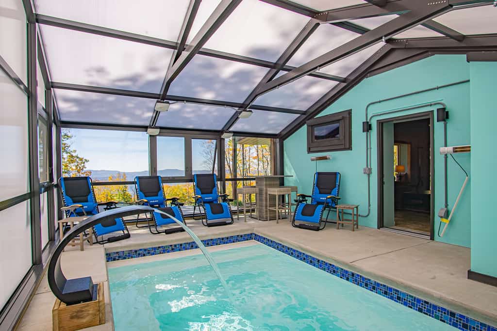 Indoor plunge pool, hot tub, foosball, pool table + 22 Guests