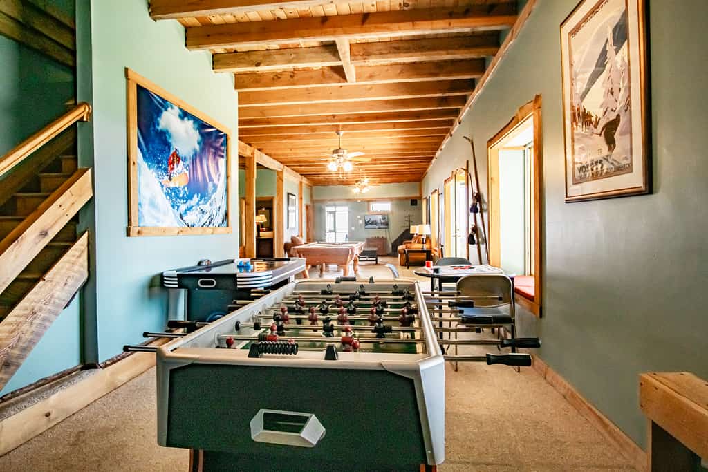 Indoor plunge pool, hot tub, foosball, pool table + 22 Guests