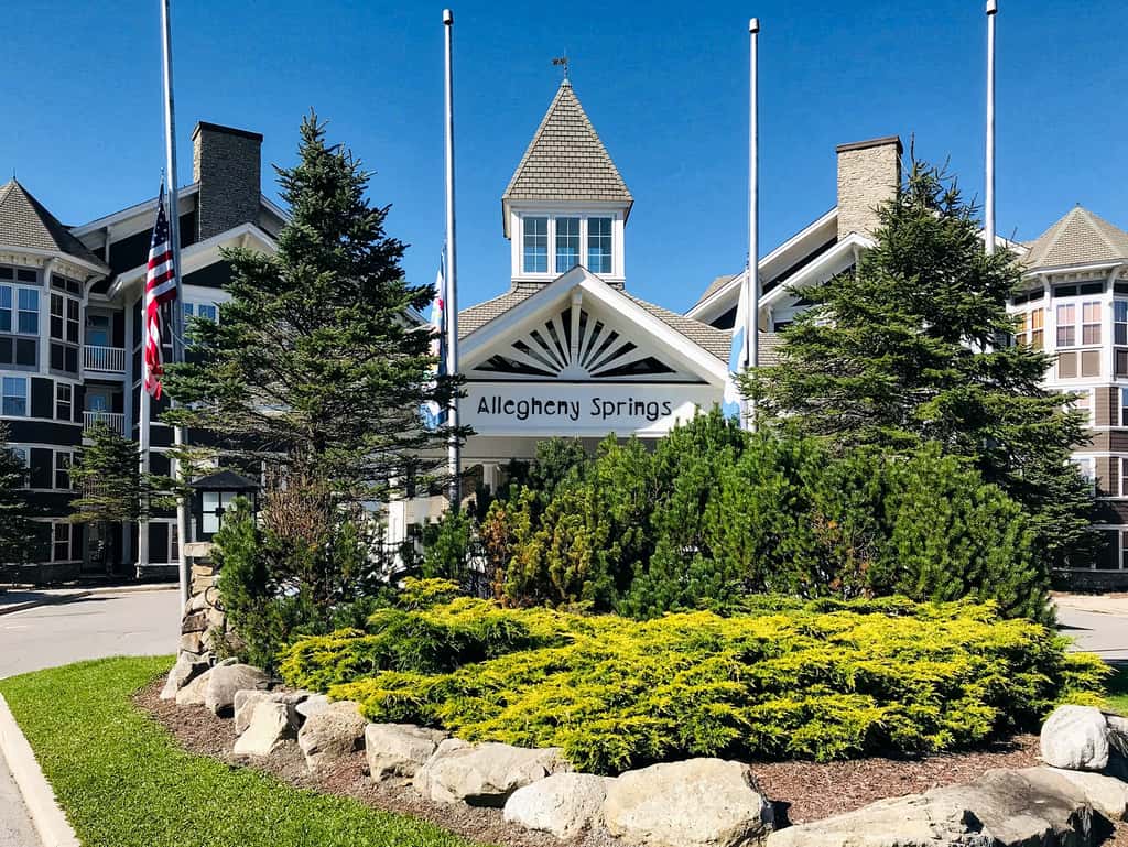 2 Br Plus Den: Allegheny Springs 140