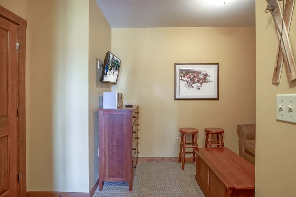 2 Br Plus Den: Allegheny Springs 140