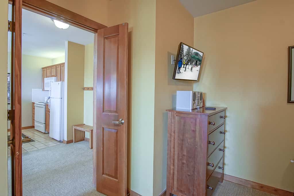 2 Br Plus Den: Allegheny Springs 140