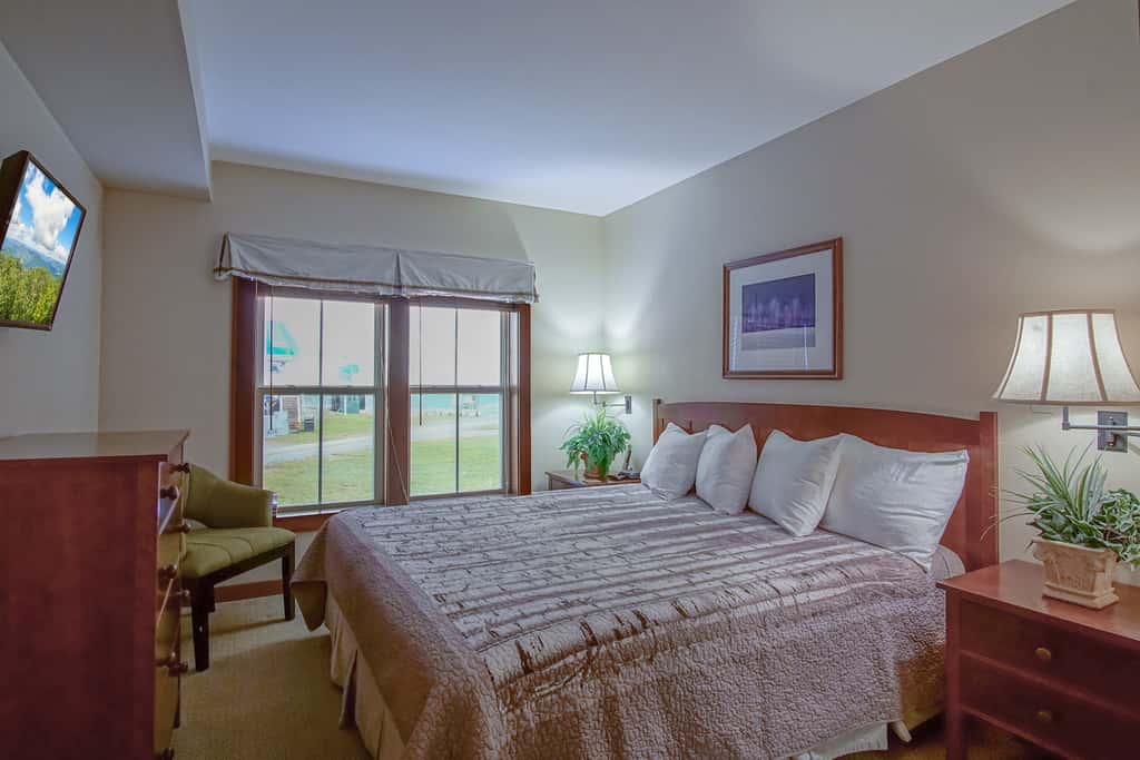 2 Br Plus Den: Allegheny Springs 140